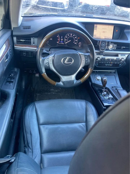 2014 Lexus ES 6th Gen - Image 4 of 11