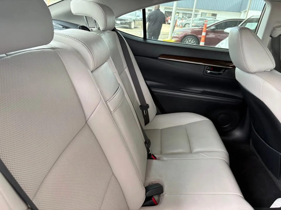 2014 Lexus ES 6th Gen - Image 3 of 4