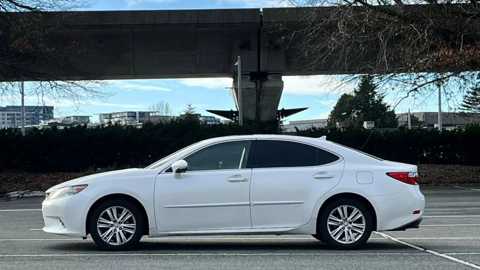 2014 Lexus ES 6th Gen - Image 4 of 5