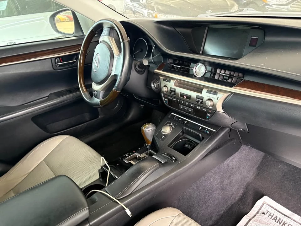 2014 Lexus ES 6th Gen - Image 2 of 4