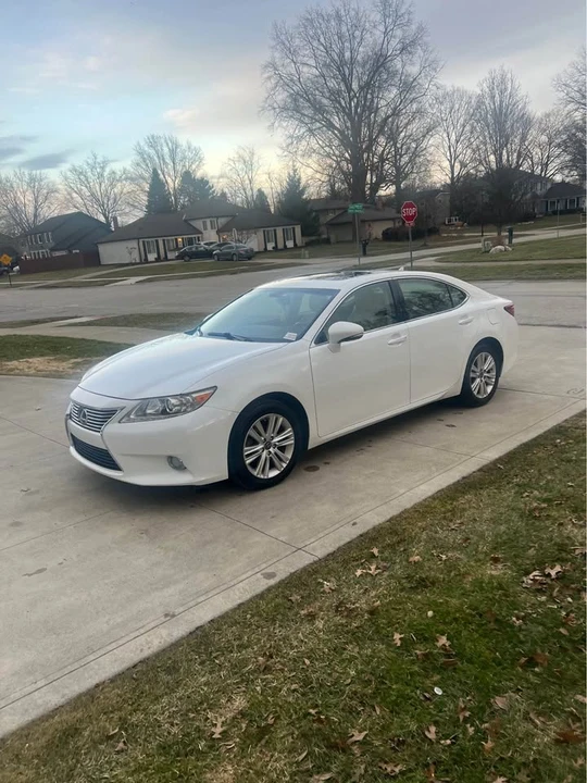 2014 Lexus ES 6th Gen - Image 2 of 9