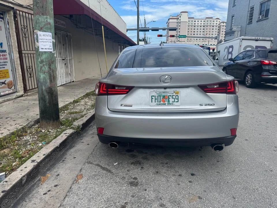 2014 Lexus ES 6th Gen - Image 15 of 19