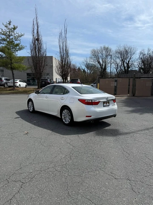 2014 Lexus ES 6th Gen - Image 16 of 20
