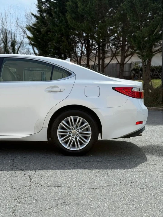 2014 Lexus ES 6th Gen - Image 12 of 20