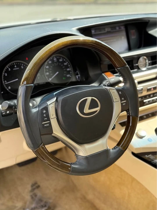 2014 Lexus ES 6th Gen - Image 18 of 20
