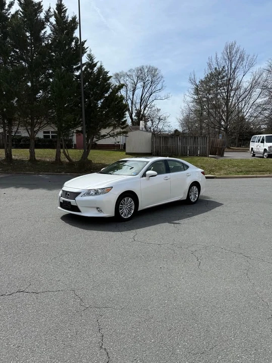 2014 Lexus ES 6th Gen - Image 14 of 20