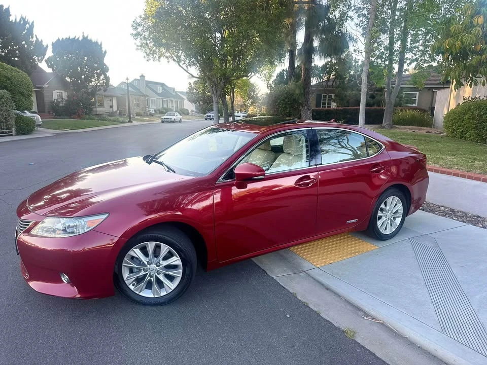 2014 Lexus ES 6th Gen - Image 5 of 9