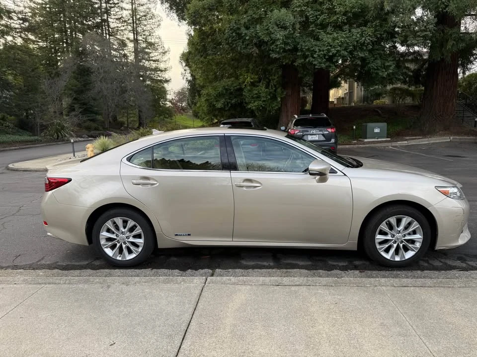 2014 Lexus ES 6th Gen - Image 4 of 8