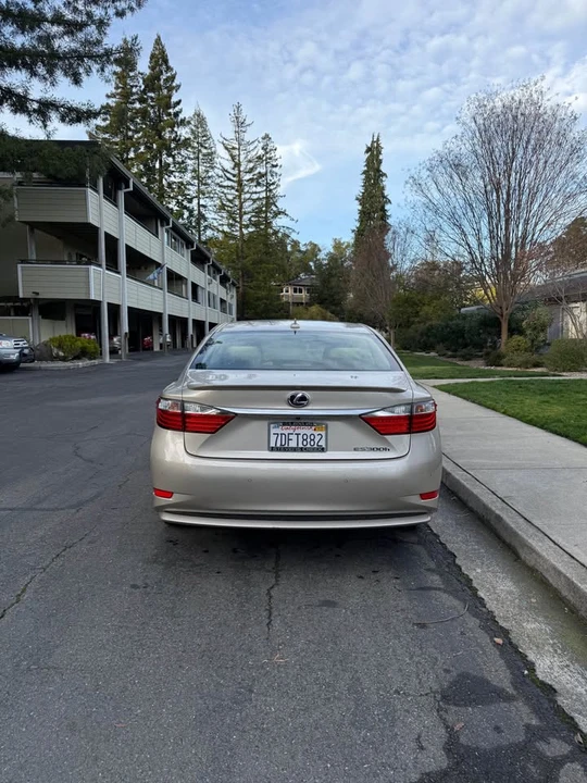 2014 Lexus ES 6th Gen - Image 3 of 8