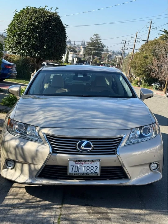 2014 Lexus ES 6th Gen - Image 2 of 8