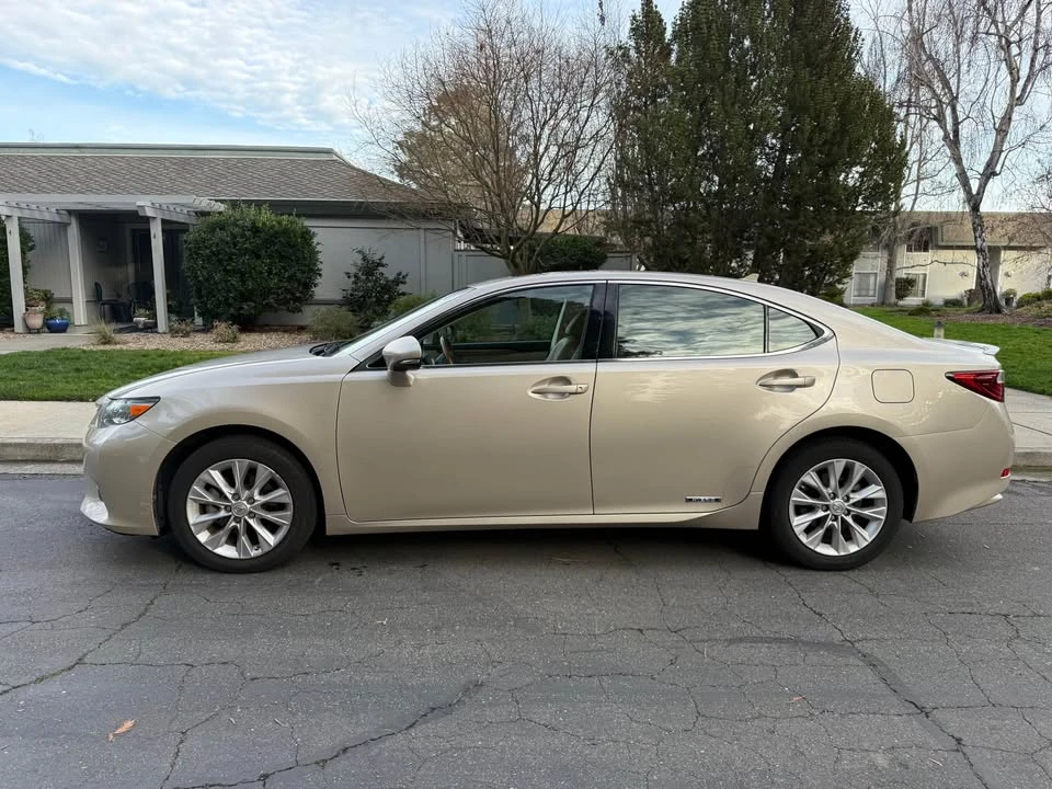 2014 Lexus ES 6th Gen - Image 5 of 8