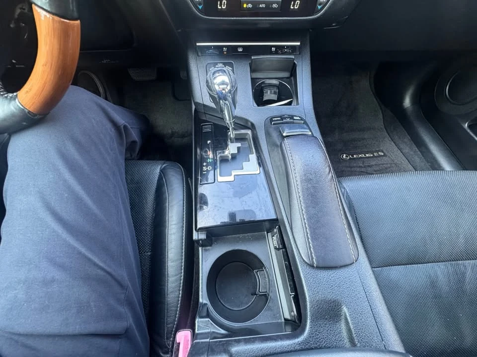 2014 Lexus ES 6th Gen - Image 12 of 15