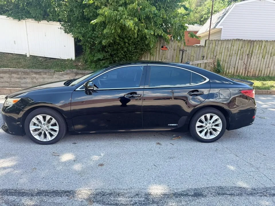 2014 Lexus ES 6th Gen - Image 2 of 17