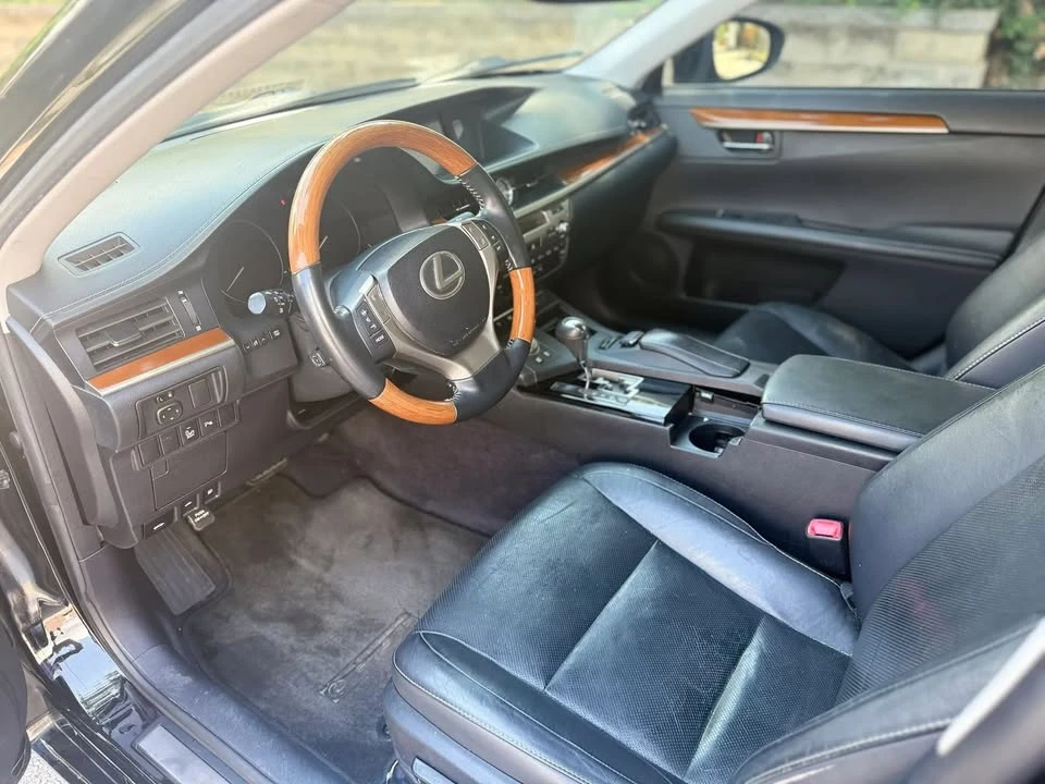 2014 Lexus ES 6th Gen - Image 9 of 17