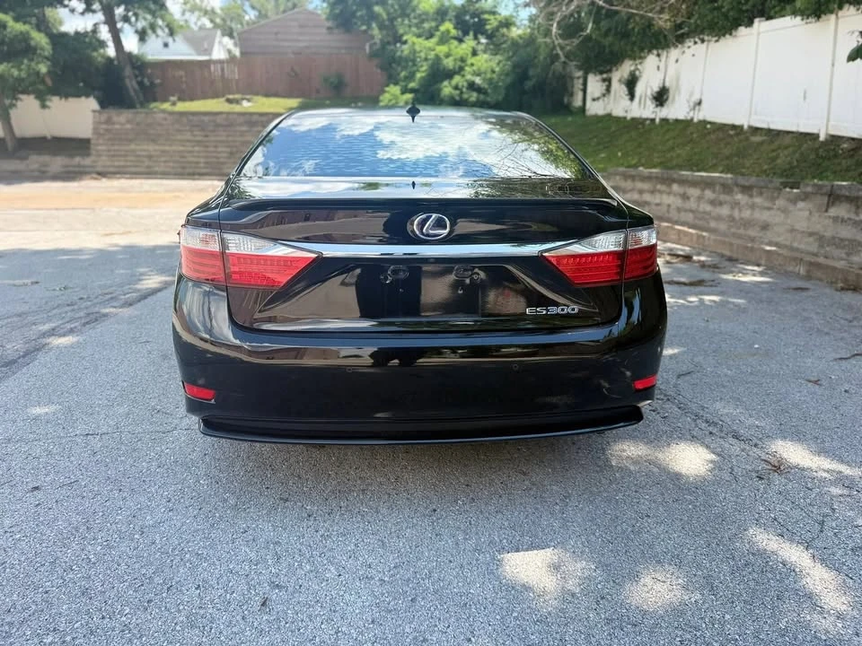 2014 Lexus ES 6th Gen - Image 4 of 17