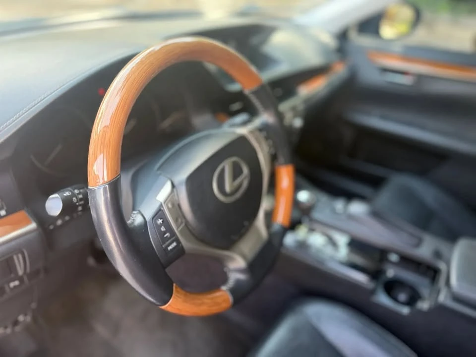 2014 Lexus ES 6th Gen - Image 10 of 17