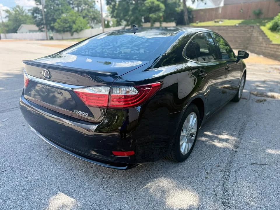 2014 Lexus ES 6th Gen - Image 5 of 17