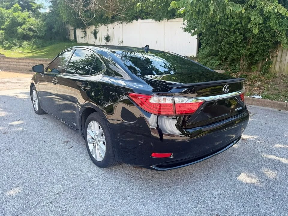 2014 Lexus ES 6th Gen - Image 3 of 17