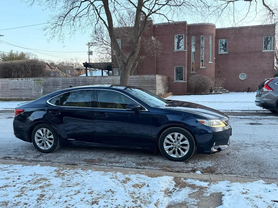2014 Lexus ES 6th Gen - Image 2 of 10