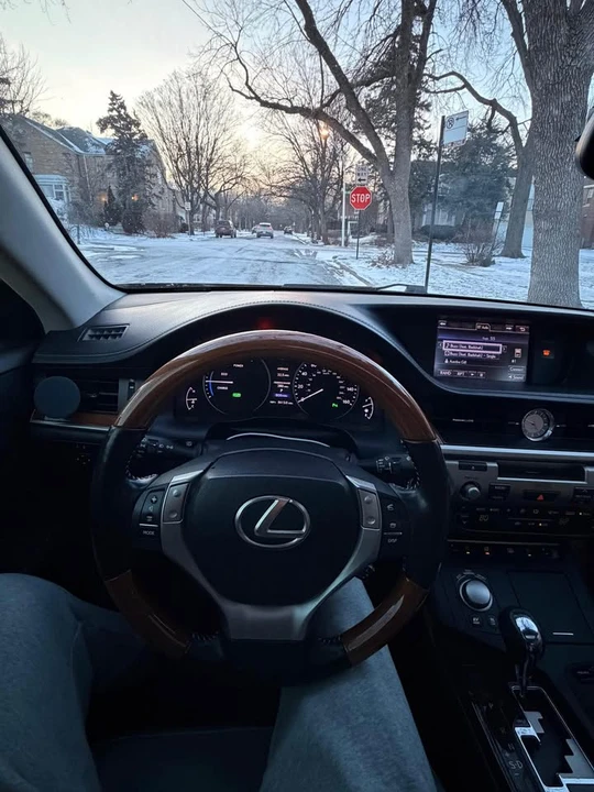 2014 Lexus ES 6th Gen - Image 4 of 10