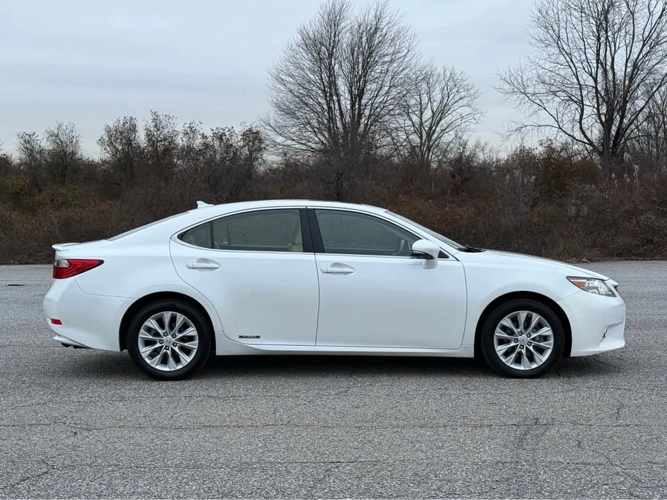 2014 Lexus ES 6th Gen - Image 4 of 14
