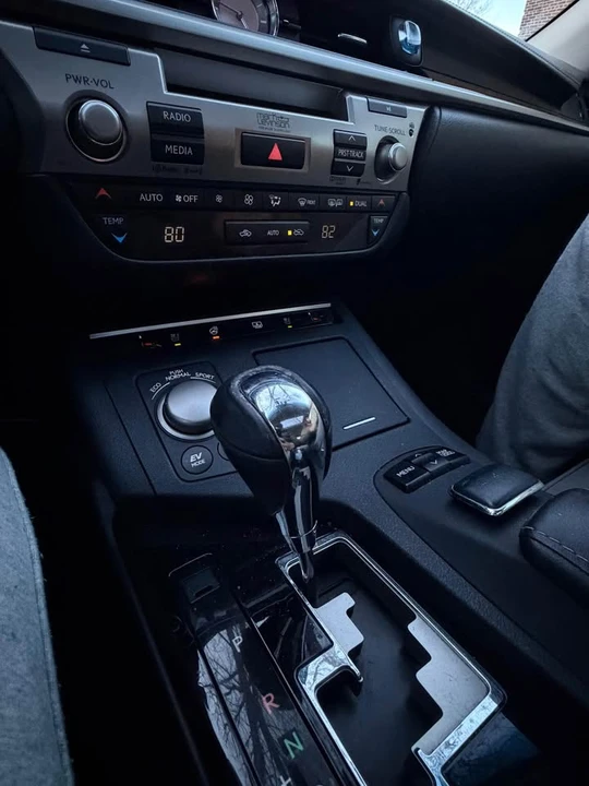 2014 Lexus ES 6th Gen - Image 5 of 10