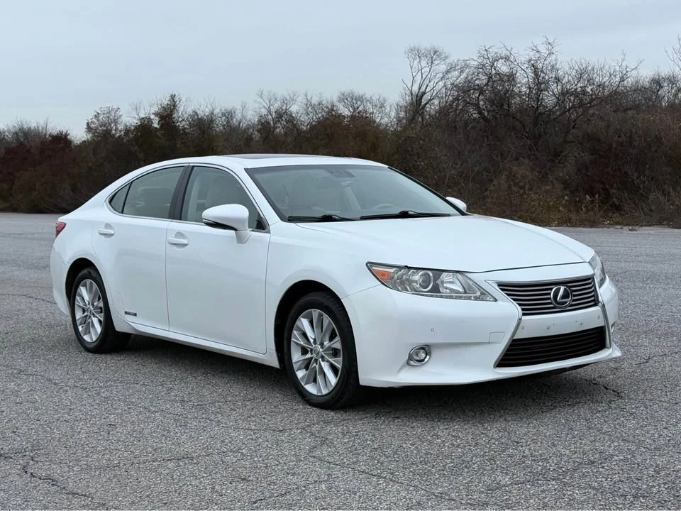 2014 Lexus ES 6th Gen - Image 3 of 14