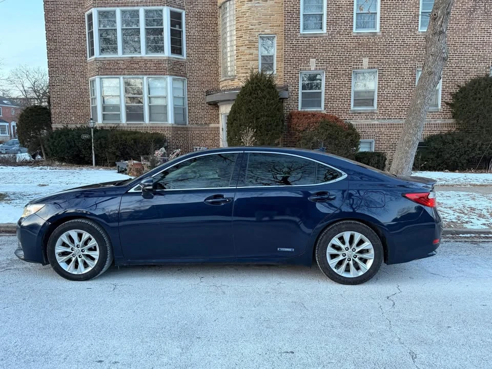 2014 Lexus ES 6th Gen - Image 3 of 10