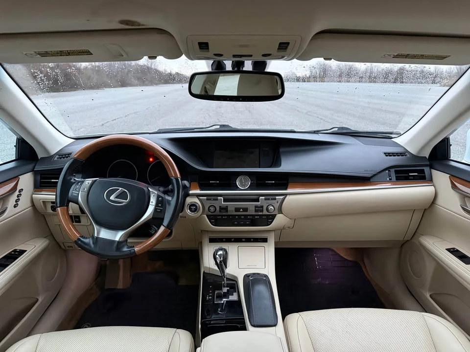 2014 Lexus ES 6th Gen - Image 10 of 14