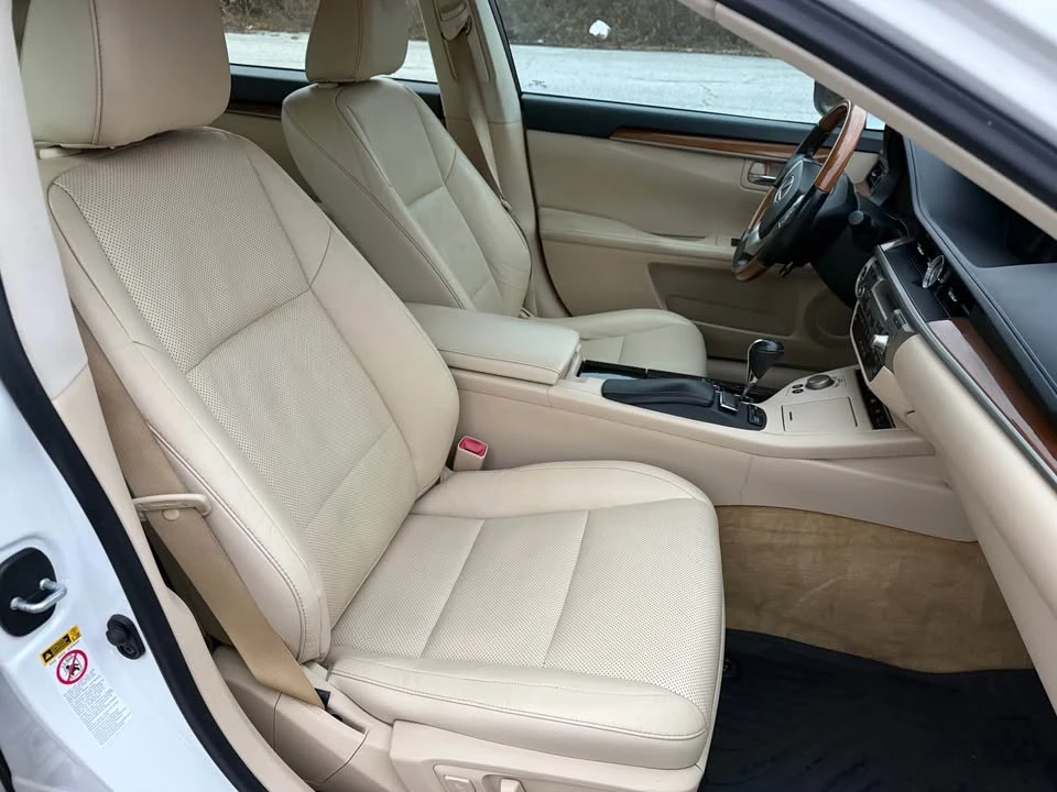 2014 Lexus ES 6th Gen - Image 11 of 14