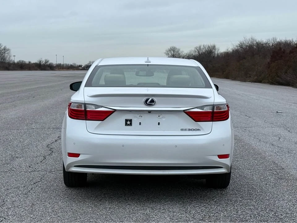 2014 Lexus ES 6th Gen - Image 6 of 14
