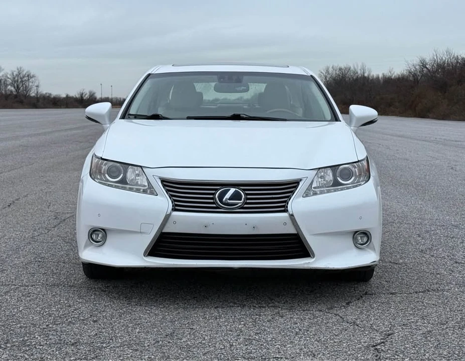 2014 Lexus ES 6th Gen - Image 2 of 14