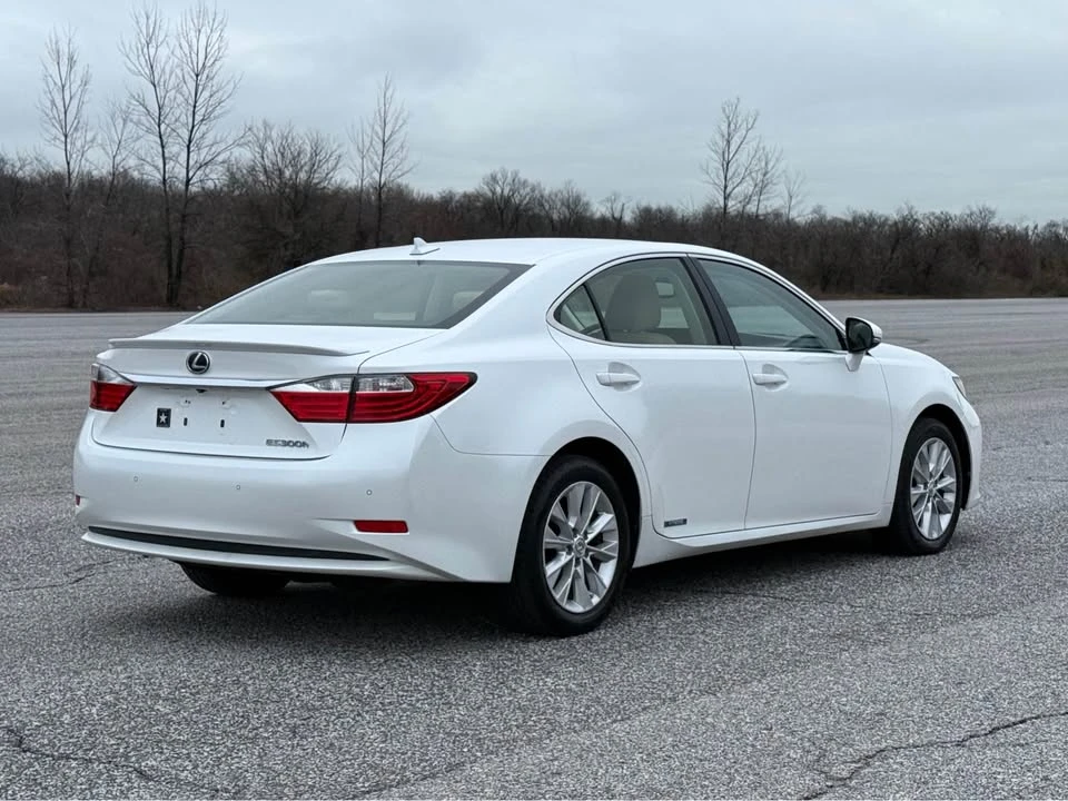 2014 Lexus ES 6th Gen - Image 5 of 14