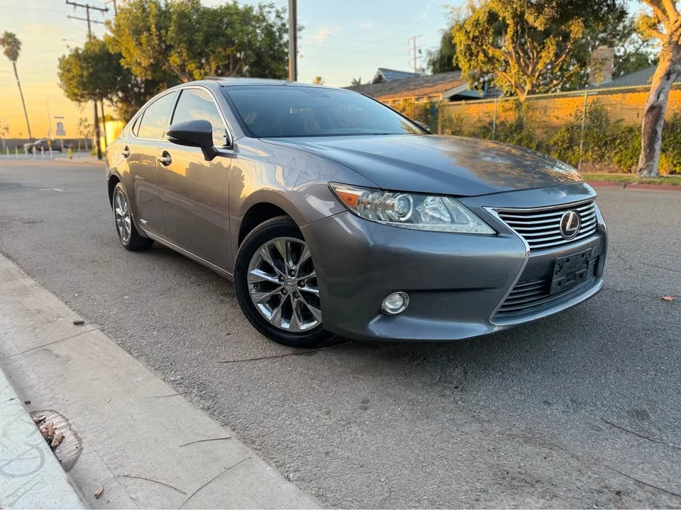 2014 Lexus ES 6th Gen - Image 4 of 17