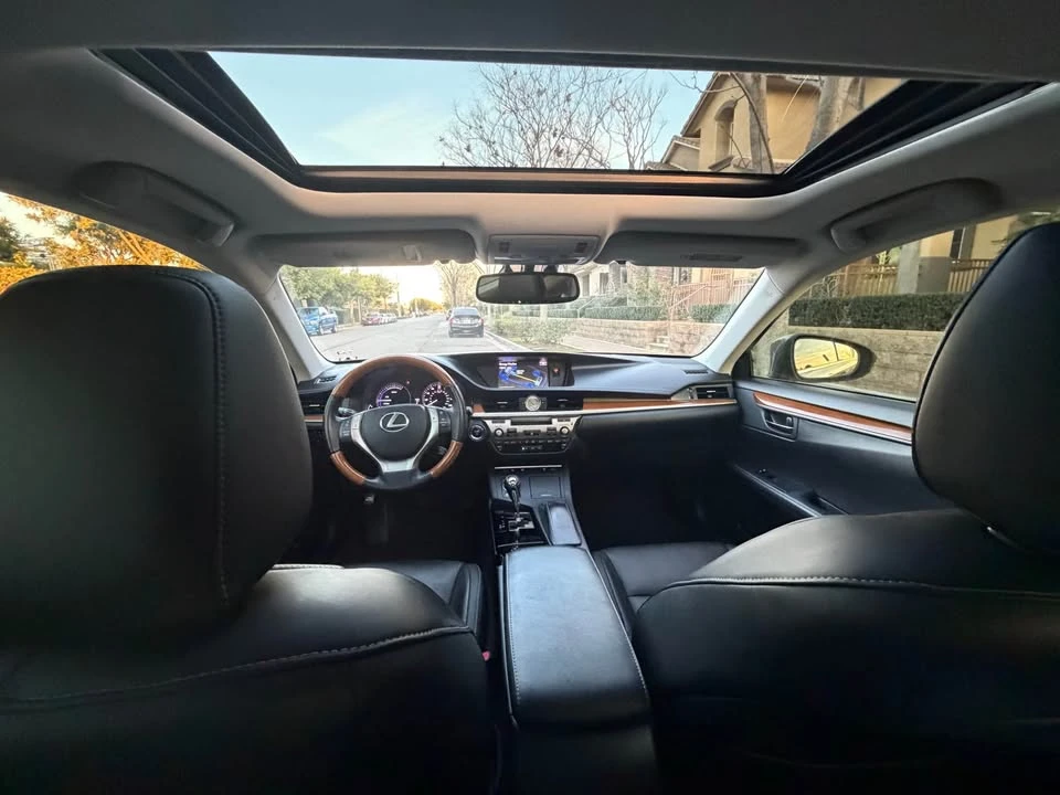2014 Lexus ES 6th Gen - Image 8 of 17