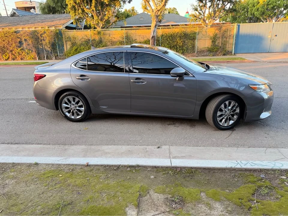 2014 Lexus ES 6th Gen - Image 2 of 17
