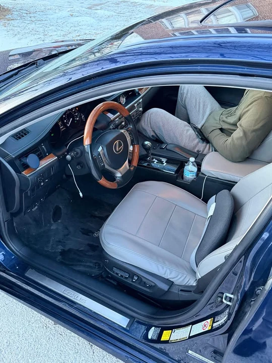 2014 Lexus ES 6th Gen - Image 9 of 10