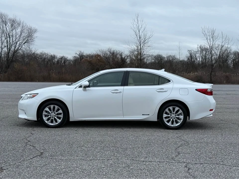 2014 Lexus ES 6th Gen - Image 8 of 14