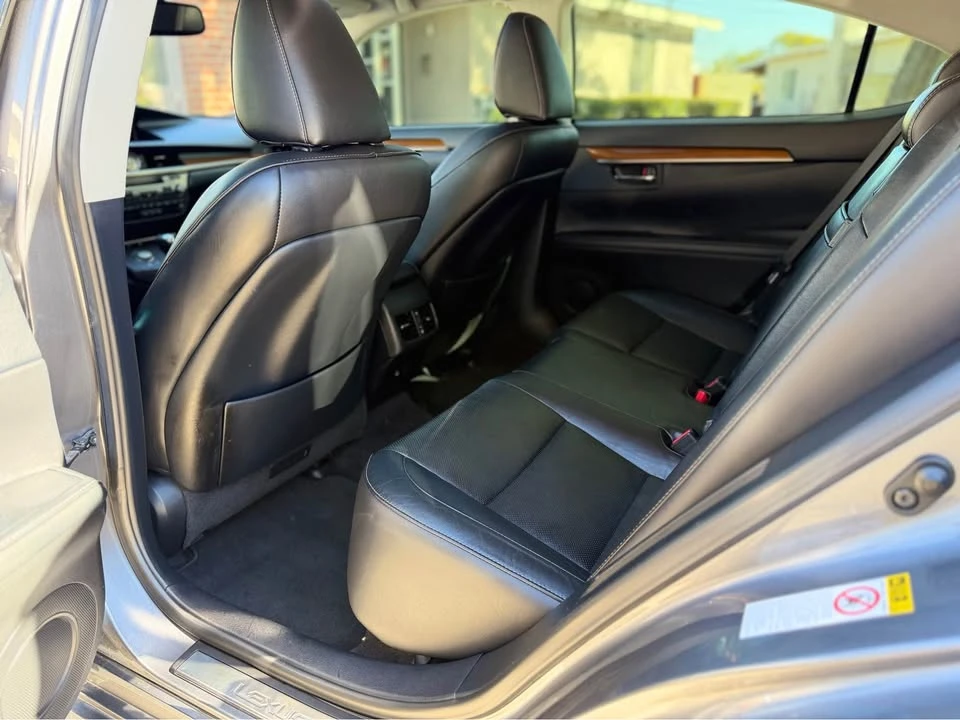 2014 Lexus ES 6th Gen - Image 11 of 17