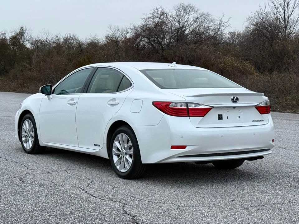 2014 Lexus ES 6th Gen - Image 7 of 14