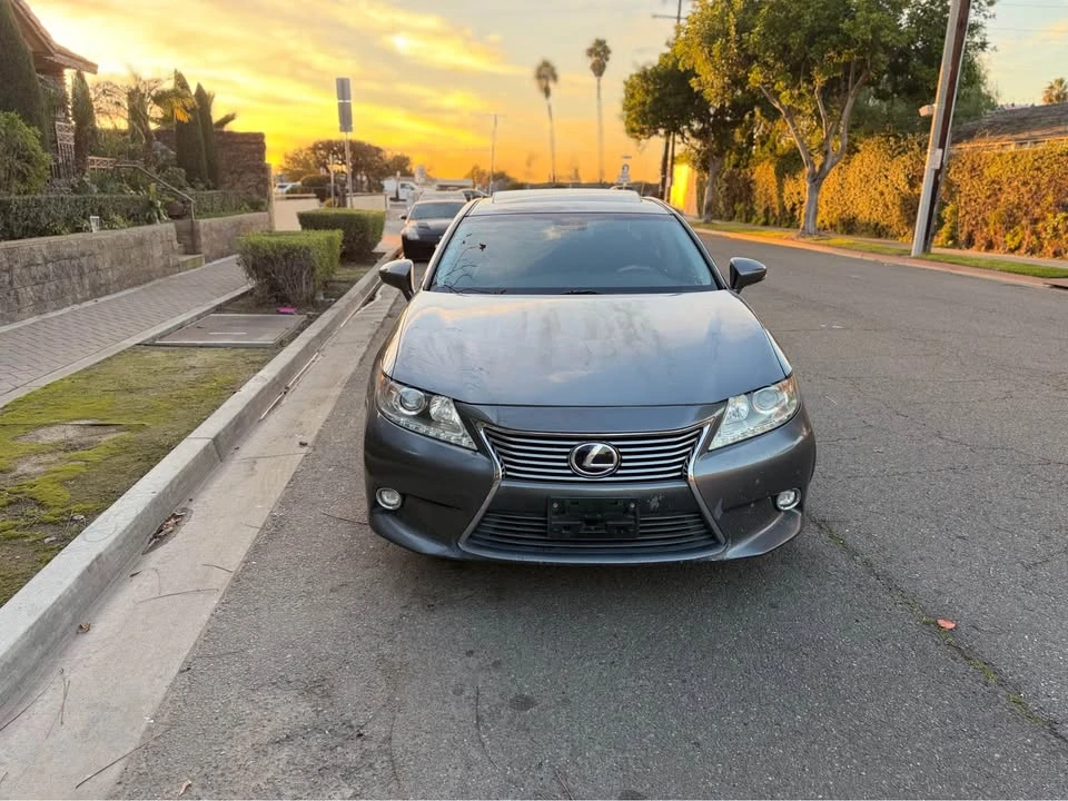 2014 Lexus ES 6th Gen - Image 5 of 17