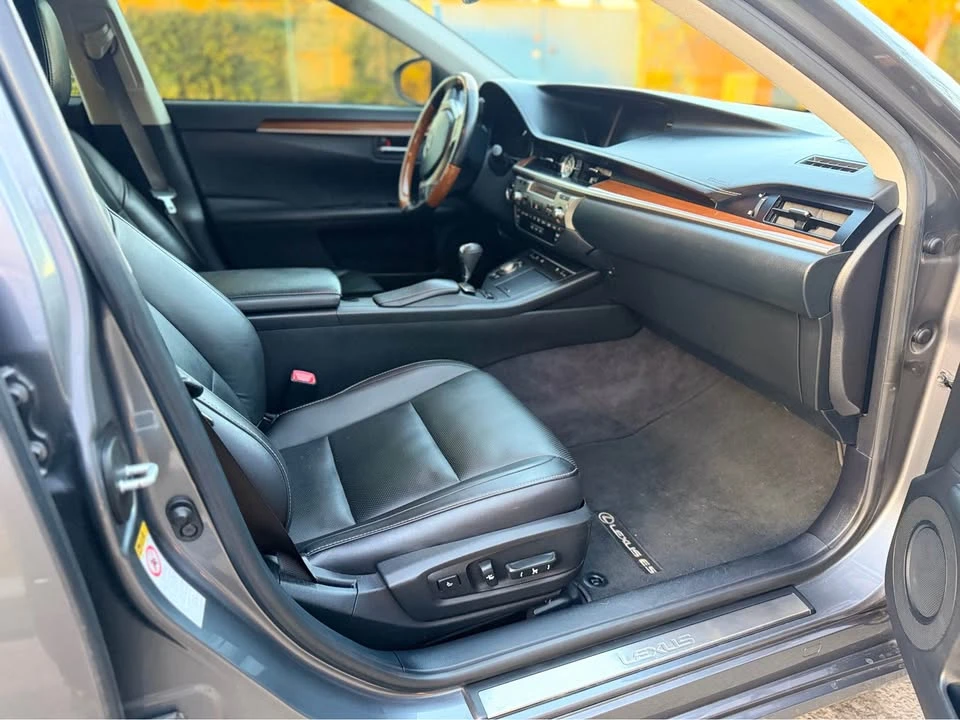 2014 Lexus ES 6th Gen - Image 9 of 17