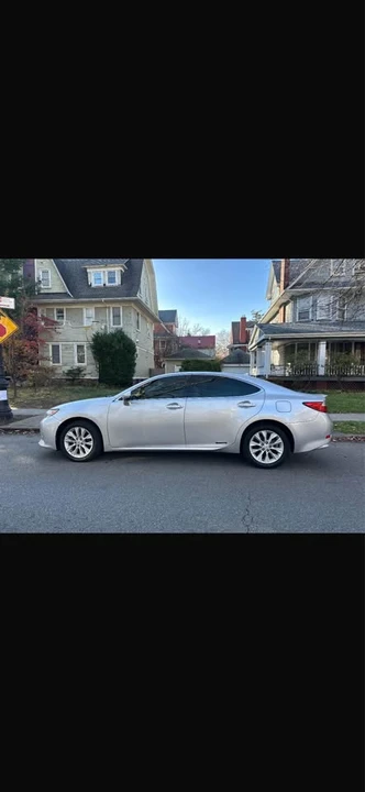 2014 Lexus ES 6th Gen - Image 9 of 18