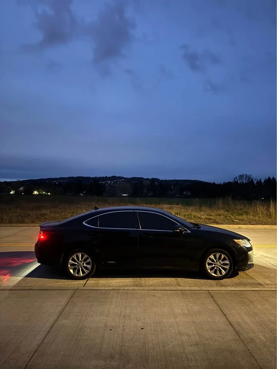 2014 Lexus ES 6th Gen - Image 2 of 4