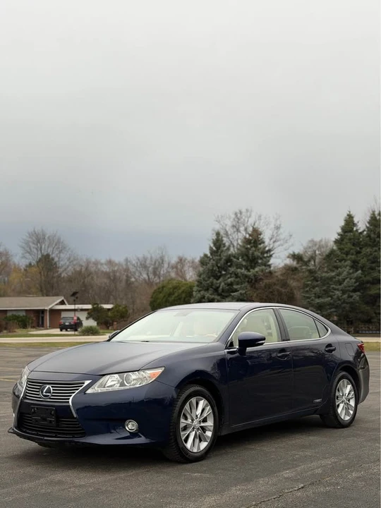 2014 Lexus ES 6th Gen - Image 2 of 12