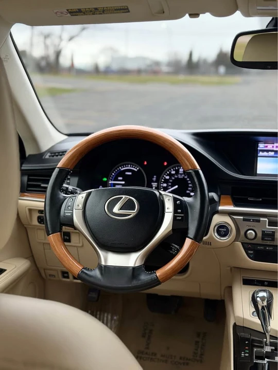 2014 Lexus ES 6th Gen - Image 9 of 12