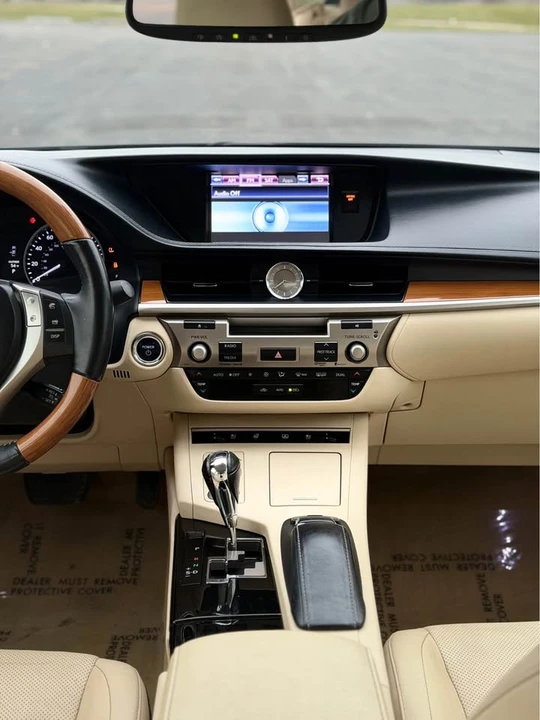 2014 Lexus ES 6th Gen - Image 10 of 12