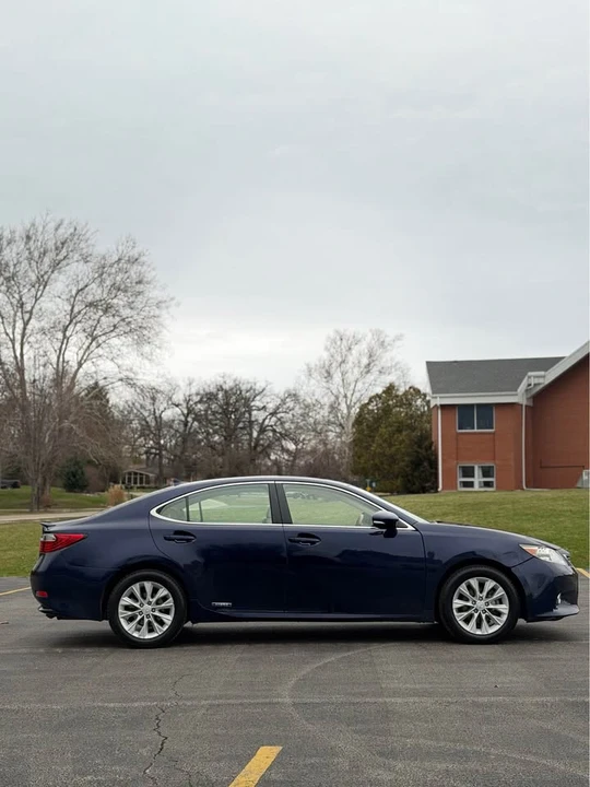 2014 Lexus ES 6th Gen - Image 4 of 12
