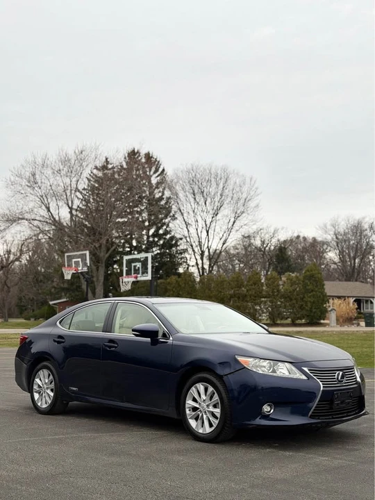 2014 Lexus ES 6th Gen - Image 3 of 12