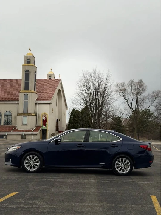 2014 Lexus ES 6th Gen - Image 7 of 12